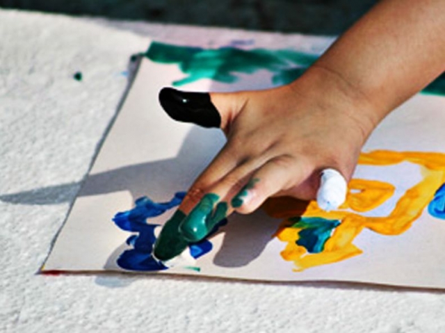  Paint with the fingers